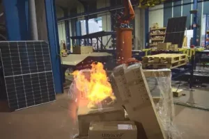 Simulation de feu en réalité augmentée dans un atelier de production lors d’une formation incendie.