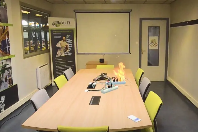 Formation incendie sur site en réalité augmentée dans une salle de réunion, scénario de départ de feu sans danger.